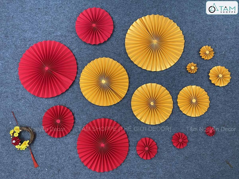 Quạt giấy nhung xịn có nếp Vàng Đỏ [Nhiều cỡ - Cao cấp] QUAT-09